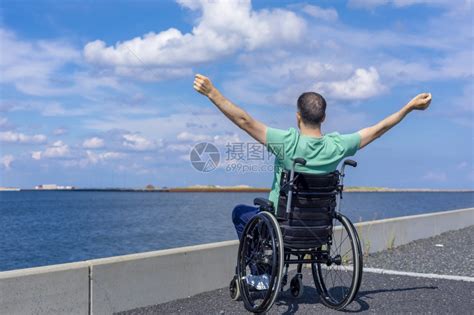 坐着闲暇旅行移动和自由概念在海上欣赏轮椅的残疾男子截瘫高清图片下载-正版图片307991192-摄图网