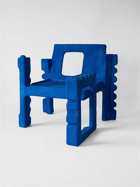 为了变废为宝，这位设计师将泡沫塑料制成了雕塑椅子