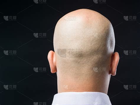 秃头,背面视角,头顶,剃光头,后脑勺,非全秃,头皮,人的耳朵,留白,水平画幅