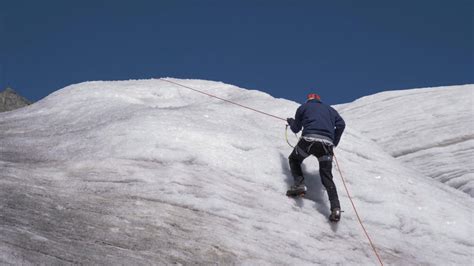 在阳光明媚的白天用固定绳子攀登山顶mov格式视频下载_正版视频编号3859200-摄图网