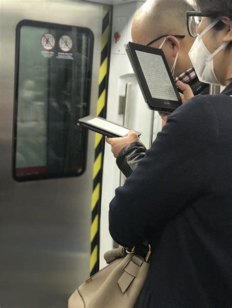 拍了两年北京地铁上的读书人，如今他们戴口罩读书的样子真美 ...