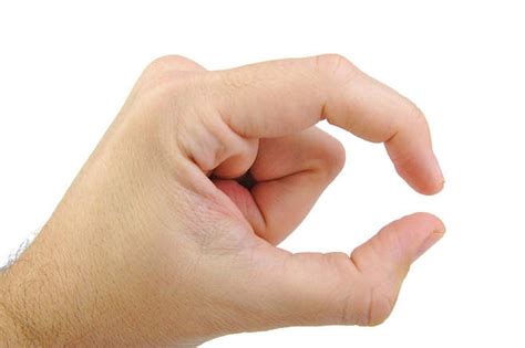 为什么男生牵手喜欢拇指摩擦你的手指手背，3点原因(爱你的表现)_情感家庭_百科_大销网