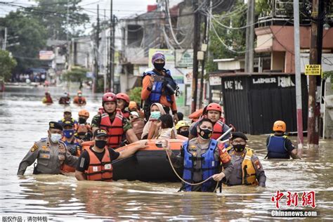 印尼首都雅加达遭遇严重洪水 救援人员划船助民众撤离