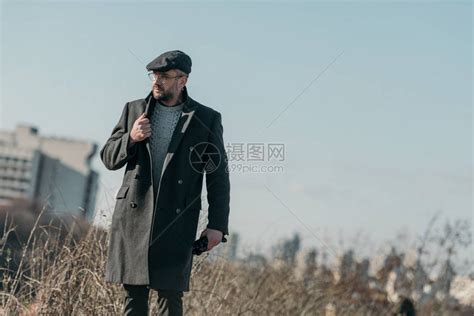 穿着外套的英俊中年男子在户外散步高清图片下载-正版图片502646378-摄图网