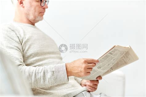 老人看书高清图片下载-正版图片501449528-摄图网