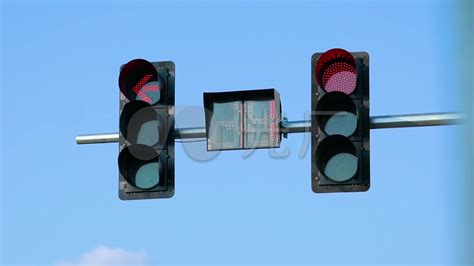 红绿灯路口如何通过最安全？为何有的读秒有的却无？_凤凰网