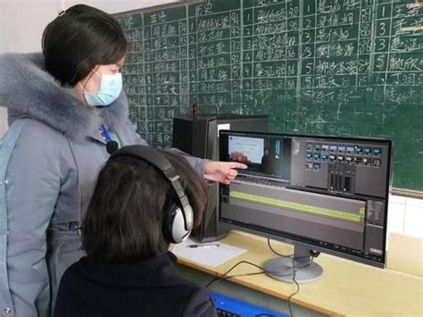澎湃新闻：让“学生看得明白”，复旦数学教授在空荡的教室录制课程板书