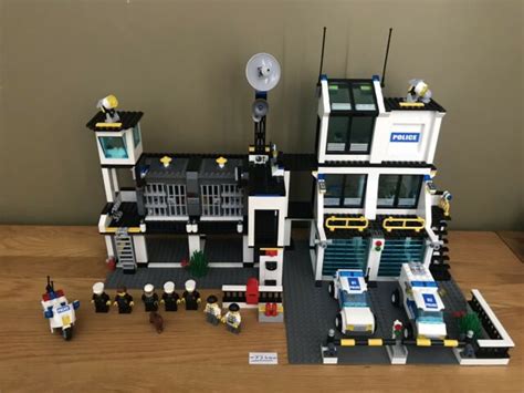 7744 Police Headquarters – LEGO Bauanleitungen und Kataloge Bibliothek