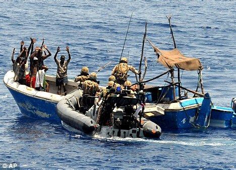 索马里海盗挑衅中国海军，还想打落直升机，一炮让他知道厉害_凤凰网视频_凤凰网