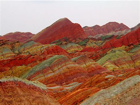 丹霞地貌是发育于中上、白垩系红色砂砾岩地层中