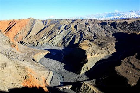 【高清组图】新疆乌苏泥火山群：色彩“堆积”的神奇地质世界-新闻中心-天山网