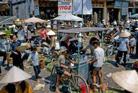 老照片：1969年的越南，芹苴市马路市场上的各种路边 - 派谷照片修复翻新上色