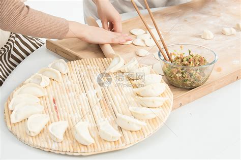 饺子最简单的包法图解_在家如何包饺子最快捷又漂亮-聚餐网