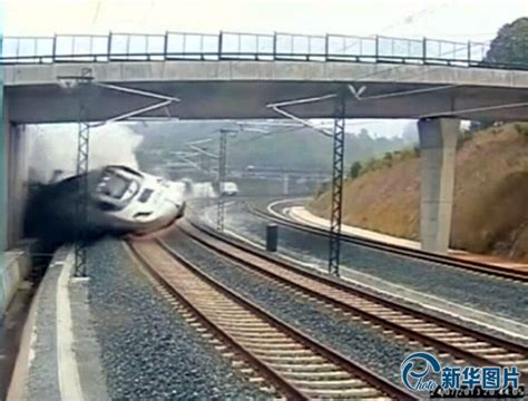 西班牙火车脱轨瞬间视频曝光-嵊州新闻网