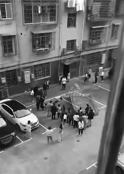 南京一老人从三楼坠落，众人扯被子接住_凤凰网视频_凤凰网