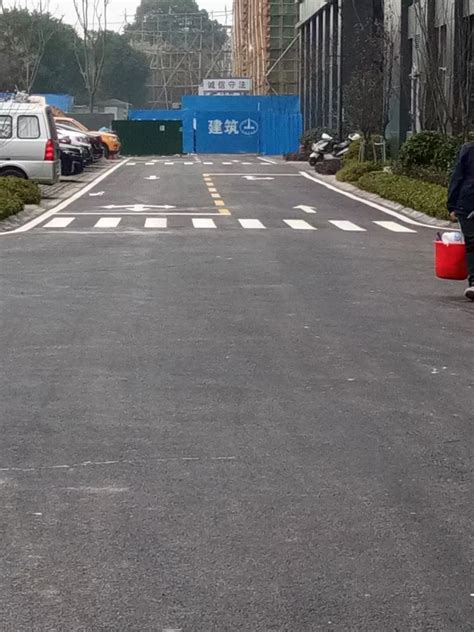 郑州划线施工队，郑州车位划线工人产品图片高清大图