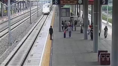 陕西宝鸡南站内4岁男童突然冲向进站列车，客运员一把抱回_凤凰网视频_凤凰网