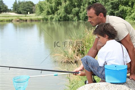 父亲和儿子一起钓鱼高清摄影大图-千库网