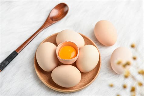 敷鸡蛋消肿 要用熟的鸡蛋还是生的 热的还是冷得? 要不要剥壳-百度经验