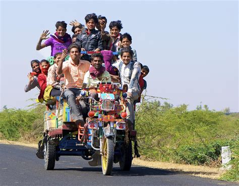 异国情调景观令人惊异的农村风景有两辆白色牛排拉车和泥土路上干草亚裔人骑着缅甸传统的高清图片下载-正版图片308010744-摄图网