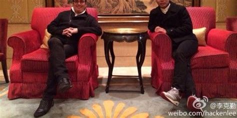 左麟右李翘脚坐红椅 戏称有领导风范_手机新浪网