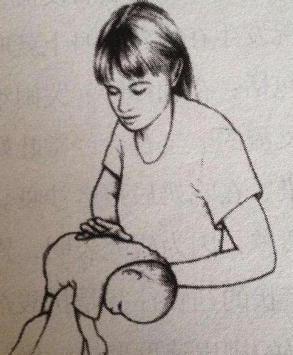 给婴儿拍嗝的正确方法（宝宝吃完奶要拍嗝）-幼儿百科-魔术铺
