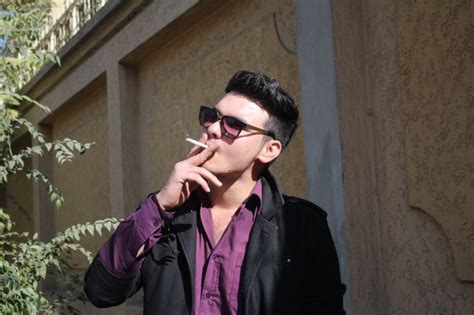 男子抽烟的图片
