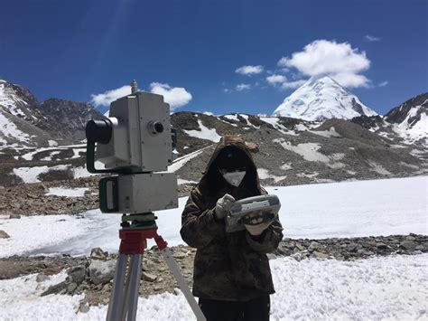 西藏阿里：电力工人在海拔4807米处组塔边吸氧边工作-人民图片网