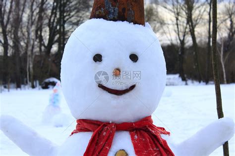 圣诞新年雪概念圣诞老人帽子在冬天圣诞节或圣诞节装饰玩具新年雪人戴着圣诞老人的帽子节日快乐和庆祝带礼物高清图片下载-正版图片507438195-摄图网
