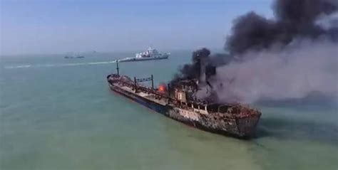 长江口运油船与砂石料船相撞，一起火一沉没，14人失踪3人获救__财经头条
