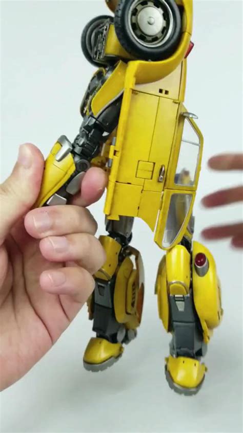 玩具变形金刚大黄蜂如何变成汽车