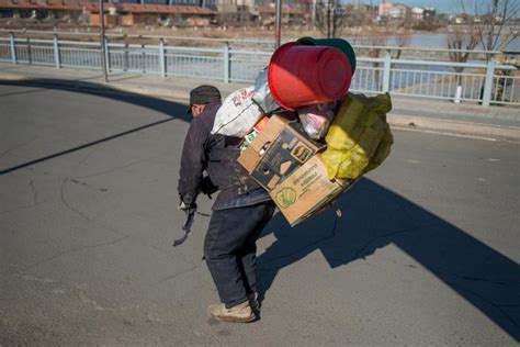七旬老人每天上街捡废品，两天积攒二十多斤，只卖十四块钱