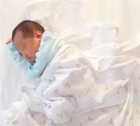 婴儿睡觉盖被子标准（宝宝冬天睡觉穿多少盖多少）-幼儿百科-魔术铺