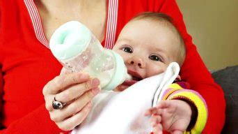宝宝按需喂养还是按时喂奶好 怎么从按需喂奶到按时喂奶过渡 _八宝网