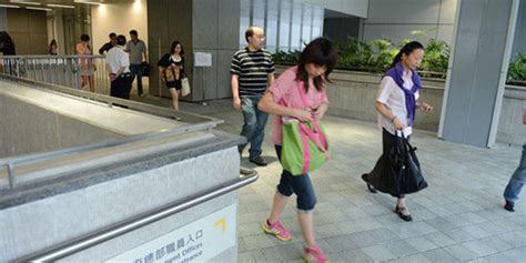 香港17万公务员加薪 预计涉及82亿港元_手机新浪网