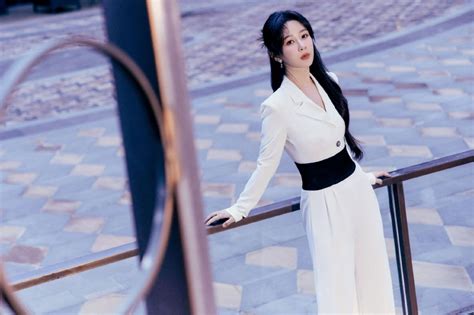 杨紫活动造型写真释出 身穿白色西装身材比例好——上海热线娱乐频道