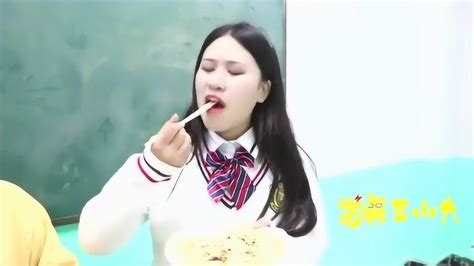 学霸王小九：老师做手抓饼给学生吃，王小九口味“重”要裹大葱吃