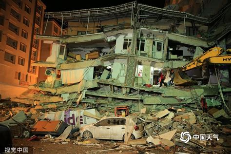 台湾地震17层高大楼整体倒塌 已救出123人(图)-千龙网·中国首都网