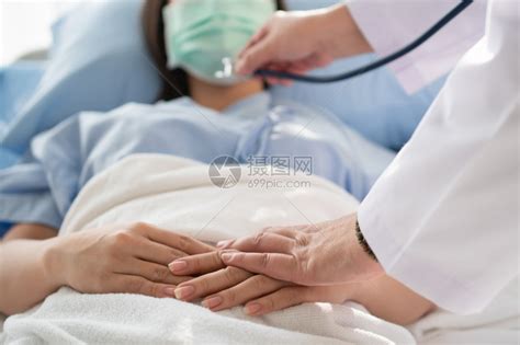 女医生握着病人的手鼓励并提供医疗咨询高清图片下载-正版图片308061723-摄图网