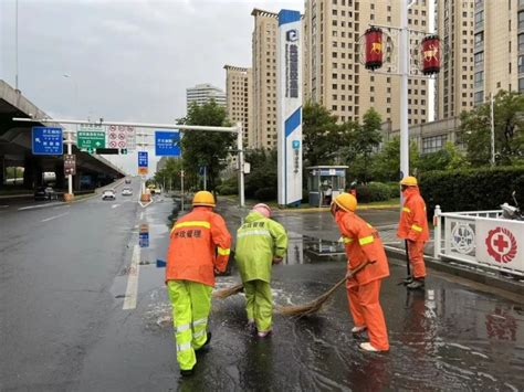 河南郑州：暴雨致城区部分低洼处积水 党员突击队一线服务群众-人民图片网