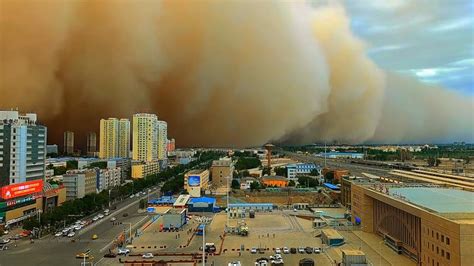新疆哈密遭遇强沙尘暴袭击，瞬间淹没城市，窒息感扑面而来|新疆|沙尘暴|袭击_新浪新闻