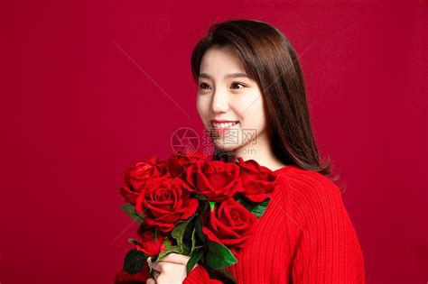 甜美女生头像手捧玫瑰花