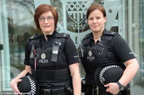英国两女警赴化妆舞会时遇劫匪 穿卡通装擒歹徒- Micro Reading