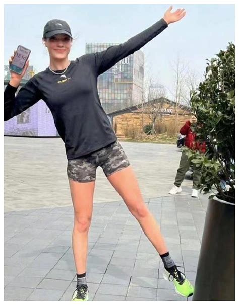 谷爱凌北京街头跑步被偶遇 穿短款运动服展露优美线条_新浪图片