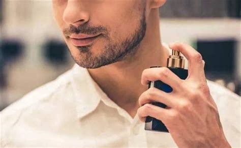 男士香水的正确喷洒方法 使用香水喷在哪里比较合适？_TOM时尚