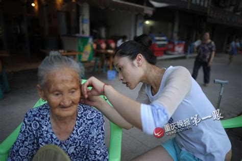“90后”美女带88岁外婆一起上班 感谢外婆照顾其长大