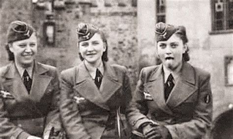 纳粹老照片：犹太妇女被德军强迫脱光衣服后，排着队等待被枪杀