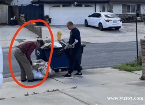 66岁演员孙海英在美国捡垃圾，身形佝偻翻脏桶，卖空瓶子赚21美元 - 娱163网