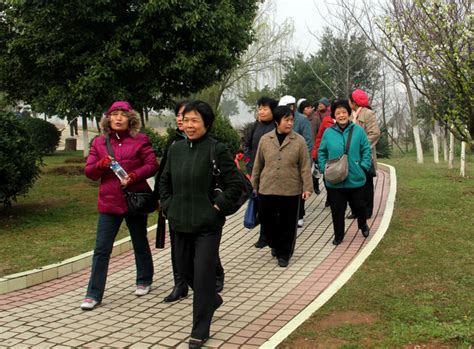 学院组织退休女教职工庆祝三八妇女节-江西应用技术职业学院