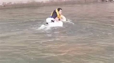 四川泸州一女子落水靠羽绒服漂浮在江面 长江公安民警跳江救她上岸_手机新浪网